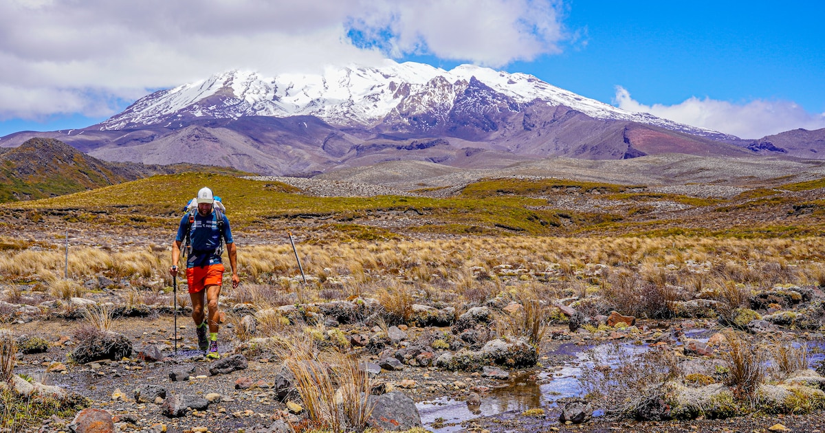Tom (39) verruilde drugs voor duizenden kilometers wandelen, nu dwingt een zware val in de Himalaya 