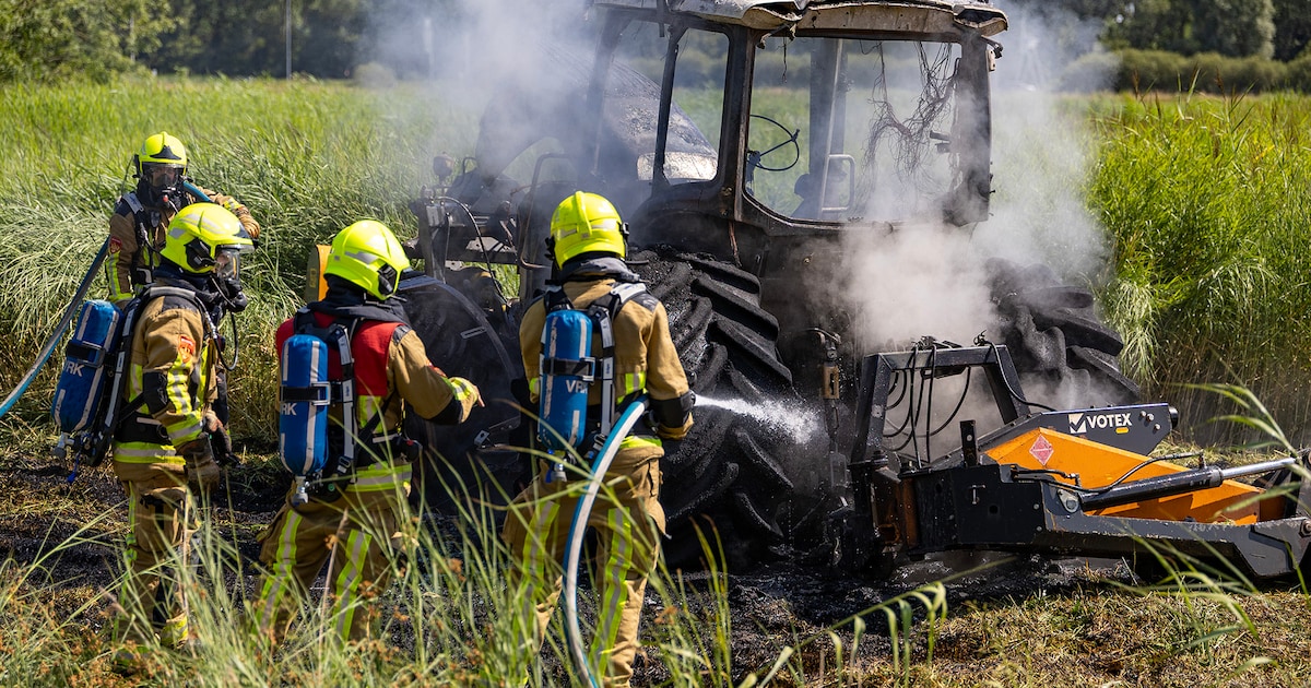 Landbouwvoertuig grotendeels uitgebrand tijdens werkzaamheden in Velserbroek
