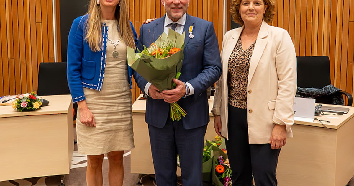 Olaf McDaniel ontvangt Koninklijke onderscheiding in Leiderdorp