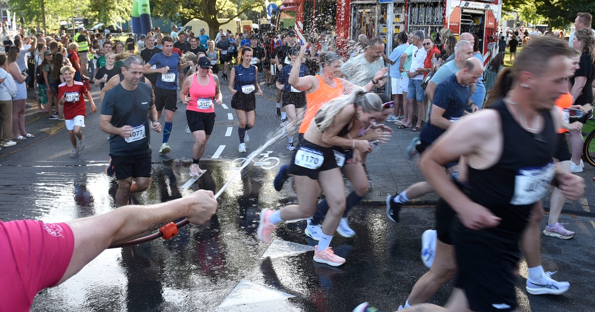 Verfrissende douche voor deelnemers Singelloop in Woerden, evenement ondanks hitte ‘heel goed gegaan