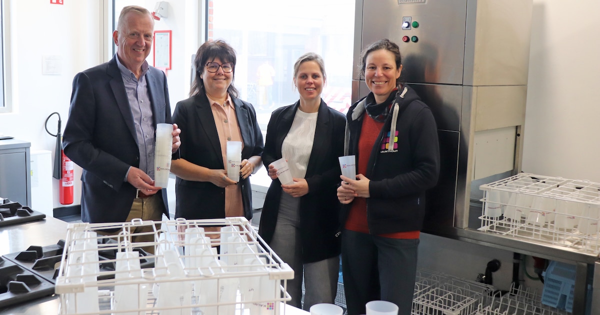 Gemeente Kalmthout laat herbruikbare bekers reinigen door jongeren met autisme: “Ideaal groepsmoment