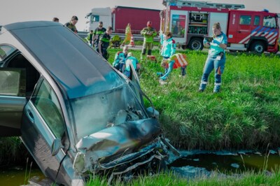 Auto botst achter op vrachtwagen, belandt in sloot en vliegt in brand op A59: bestuurder zwaargewond