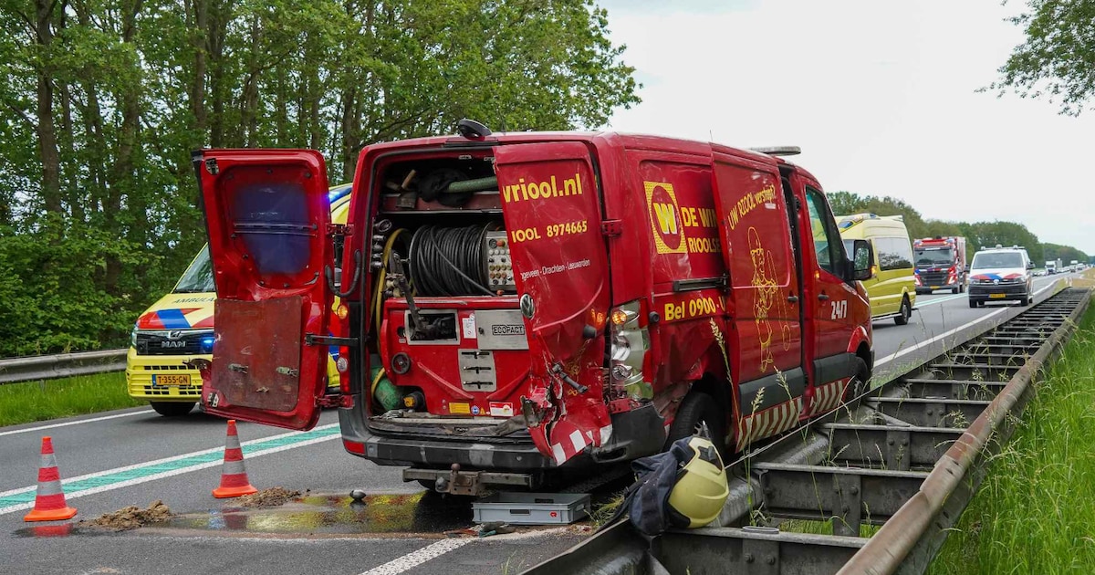 Olielekkage na botsing bedrijfsbusjes op N34 bij Annen