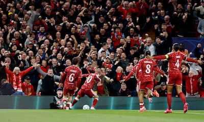 Nederlanders van Liverpool boeken kostbare zege op Atlético Madrid in vermakelijk duel