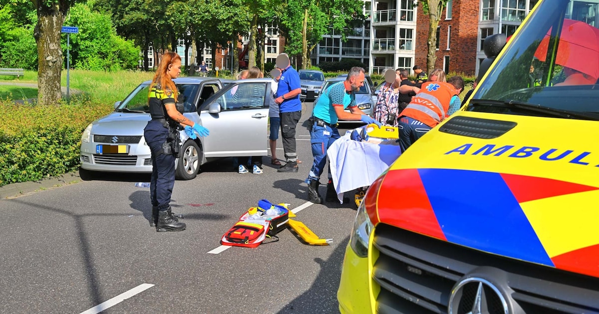 Fietsster gewond bij botsing met auto op kruising in Veldhoven, slachtoffer naar het ziekenhuis