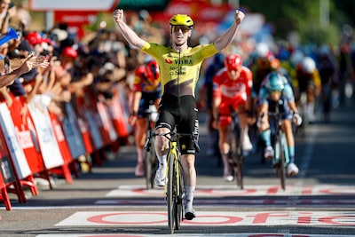 Feest bij Visma in de Vuelta: toptalent Matthew Brennan sprint op machtige wijze naar ritzege