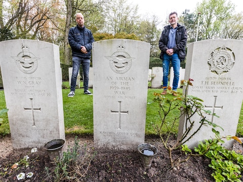 Ronald Vrolijk van Studiegroep Historisch Ockenburg en Charles Brussee van de stichting Nationale Herdenking 's-Gravenhage bij het RAF-graf waar een Duitse marineman in blijkt te liggen.