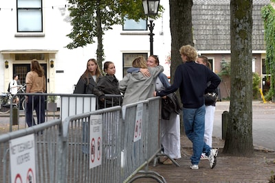 Dorp herdenkt Lisa (17), voor het oog van de camera’s: ‘Ik zie veel aangeslagen jongeren’