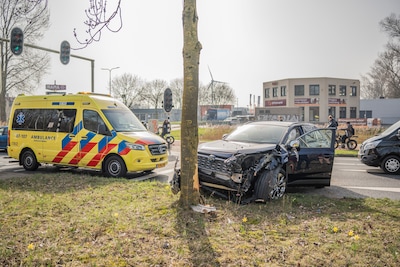 Automobilist gewond na botsing tegen boom in Arnhem