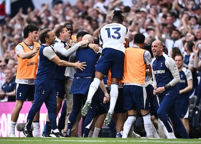 Spurs van Micky van de Ven op koers voor handhaving, maar West Ham blijft hopen