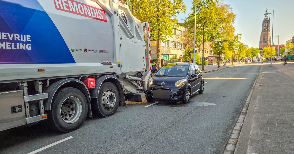 Auto botst achterop vuilniswagen in Amersfoort