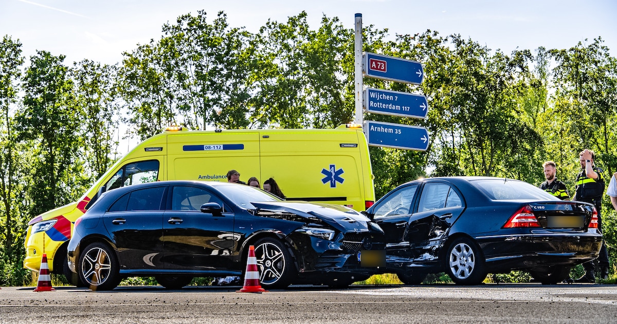 Twee auto's flink beschadigd bij aanrijding op drukke kruising in Nijmegen