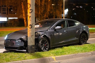 Noorse Tesla rijdt in op trolleymast in Arnhem