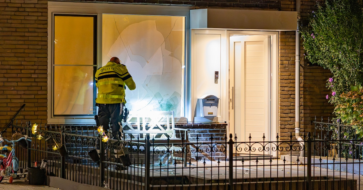 Explosie bij woning aan Rode Zee in Zaandam, politie doet onderzoek