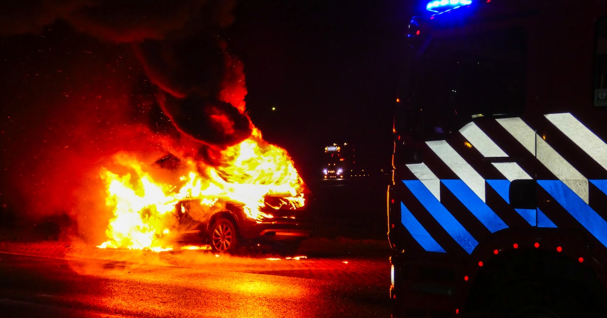 Auto brandt volledig uit tijdens rit op Spieregerweg in Spier