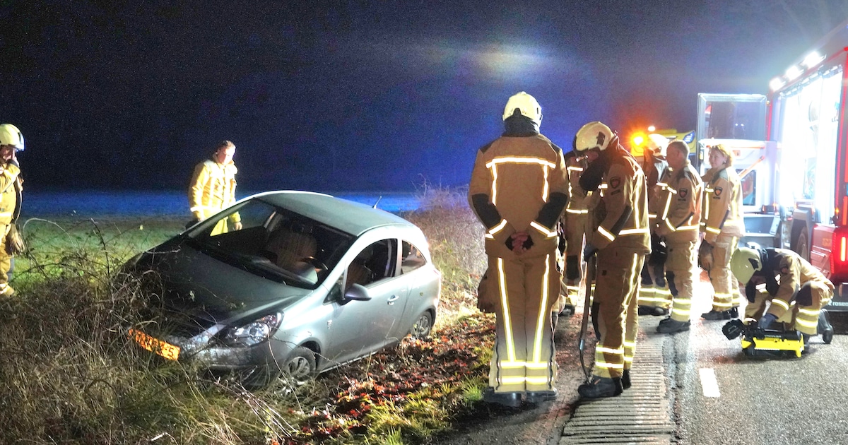 Auto belandt in sloot langs Koekangerweg in Ruinerwold