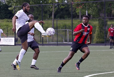 Racisme-uitspraak leidde tot rode kaart: voetballer spreekt zich uit na royement