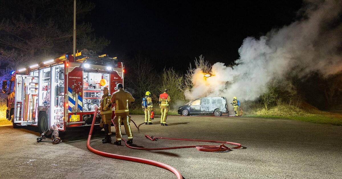 Bestelbus uitgebrand op parkeerplaats in buitengebied van Overveen