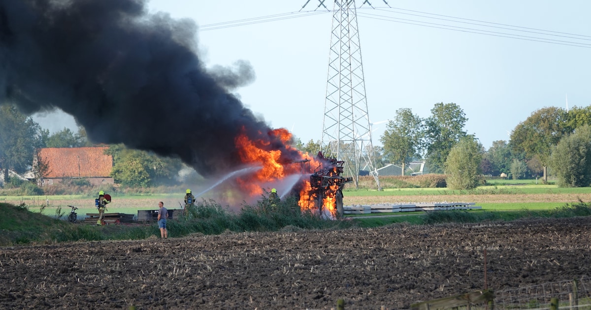 Landbouwmachine volledig verwoest door brand in Berkhout