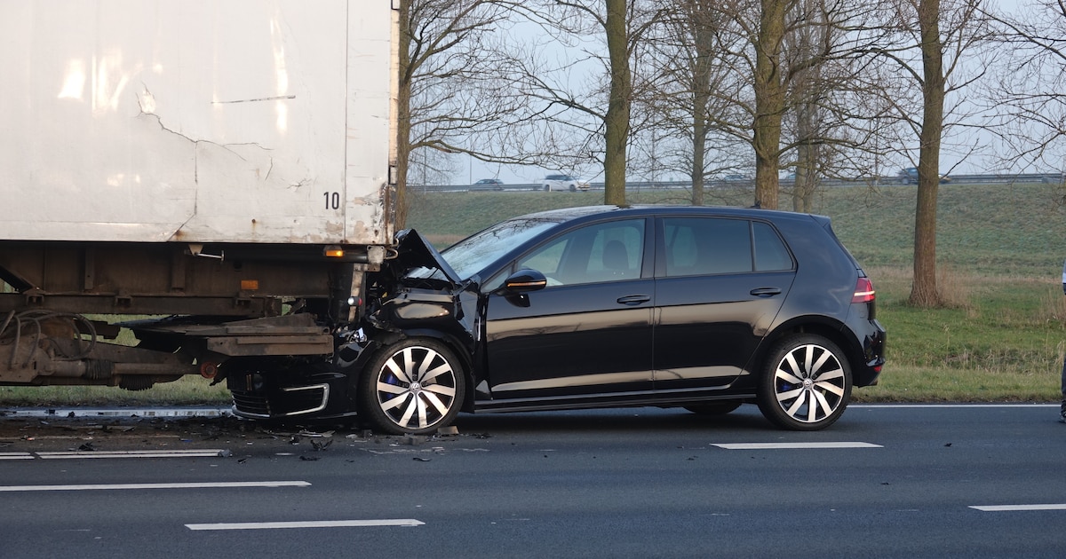 Automobilist botst achterop vrachtwagen op de N203 in Uitgeest