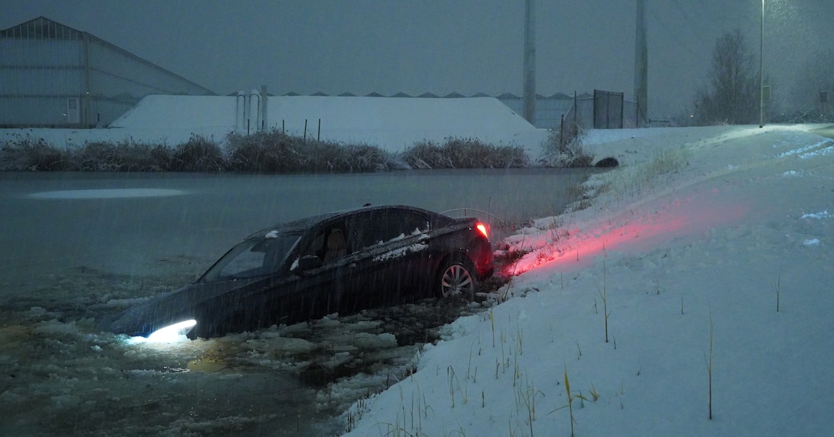 Auto belandt in water langs Laan van Mathenesse in Bleiswijk