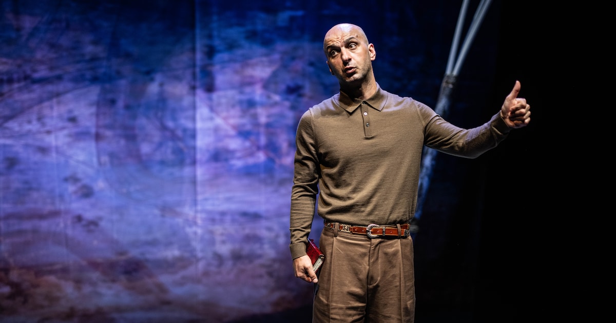 Sadettin Kirmiziyüz speelt theatervoorstelling ‘First man’ in Isala Theater in Capelle