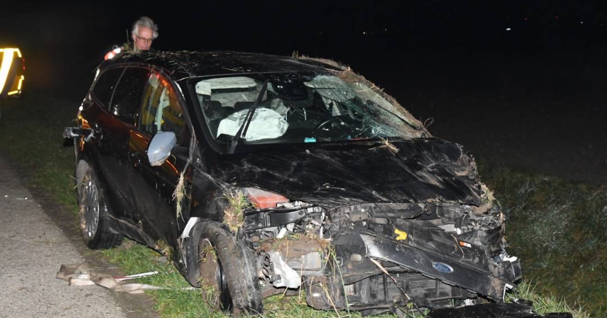 Auto slaat over de kop na ongeluk op N253 in Sluis