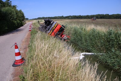 Hijskraan kantelt op Bonnenweg in Hoek van Holland en belandt op zijn kop in sloot