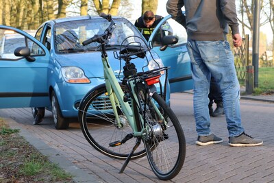 Zonder rijbewijs en onder invloed: scooterrijder veroorzaakt ongeval in Waspik, vrouw op fiets gewon