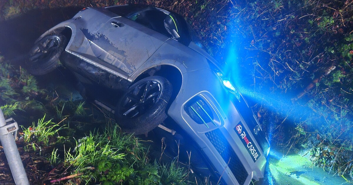 Brommobiel belandt in de sloot in Strijen