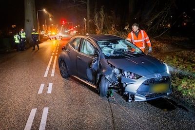 Auto raakt van de weg en botst tegen boom op Schelmseweg in Arnhem