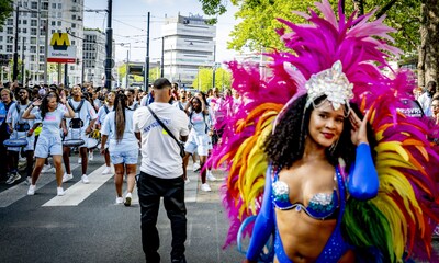 Straatparade Zomercarnaval trekt door de stad: zo’n 2500 dansers en 25 praalwagens