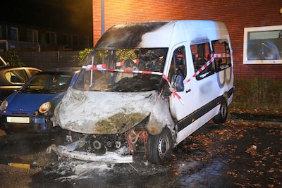 Bestelbus uitgebrand in Ede, buurtbewoners bellen brandweer