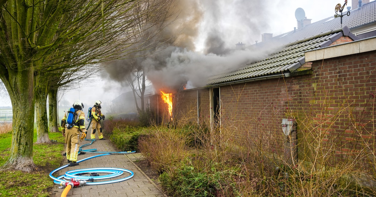 Vlammen en donkere rook bij schuurbrand aan de Geldersman in Bunschoten ...