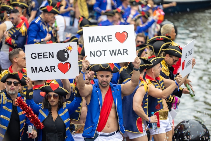 De Canal Parade door de grachten van Amsterdam