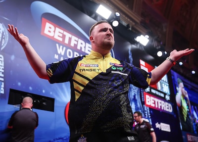 Sensatie op World Matchplay: Littler gooit 9-darter in eerste leg (en is meteen daarna wéér dichtbij)