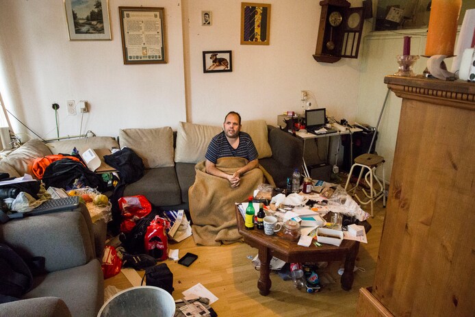 Olaf Oude Kamphuis kan niet meer voor zichzelf zorgen en leeft in een vervuild huis.