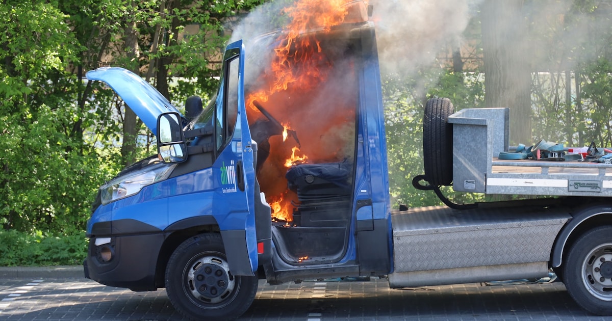 Cabine bedrijfswagen in brand in Naaldwijk, inzittende ademt rook in