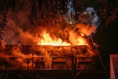 Grote brand na blikseminslag jaagt bewoners de stuipen op het lijf: ‘Engeltje op de schouder gehad’