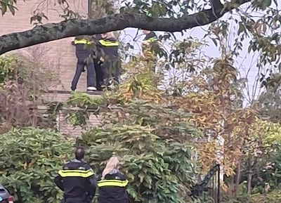 Politie rukt massaal uit voor man die met een mes in zijn hand op dak ligt