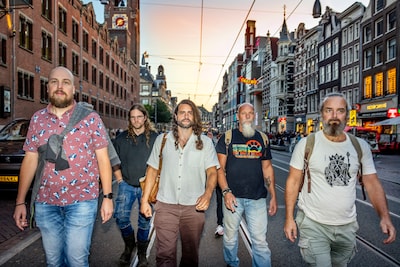 Mannen lopen mars door Amsterdam om vrouwen te beschermen, feministische clubs ‘krijgen daar jeuk van’