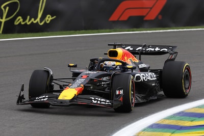 Chaotische start in Brazilië, Verstappen heeft pech en moet al snel naar binnen na lekke band