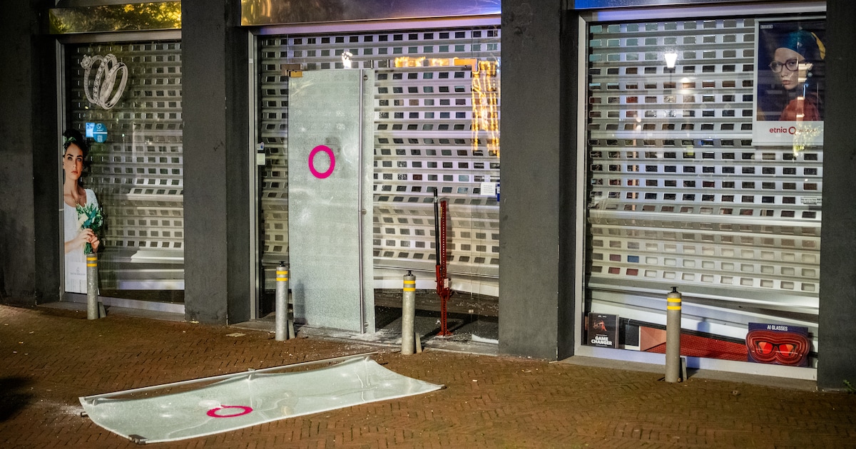 Enorme schade bij juwelier in centrum van Alphen na inbraak, verdachten vluchten in snelle auto