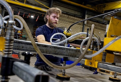 Max (29) was bakker, stratenma­ker en zat thuis met een uitkering, tot één folder zijn leven verande