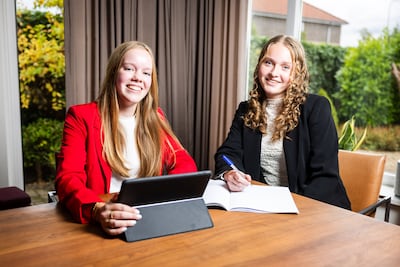 Abigaïl (16) en Nienke (17) onderzoeken crimineel gedrag bij jongeren in Hoeksche Waard: ‘Belangrijk thema’