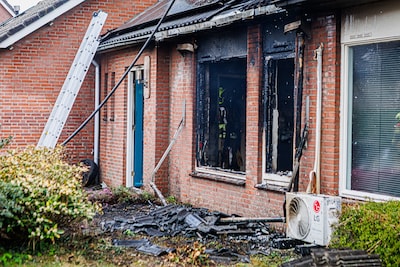Tussenwoning brandt volledig uit in Biezenmortel, bewoner naar het ziekenhuis