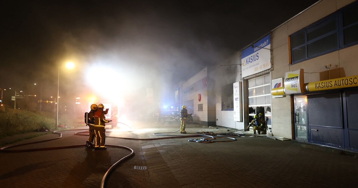 Brand bij autogarage in Velserbroek, politie onderzoekt brandstichting