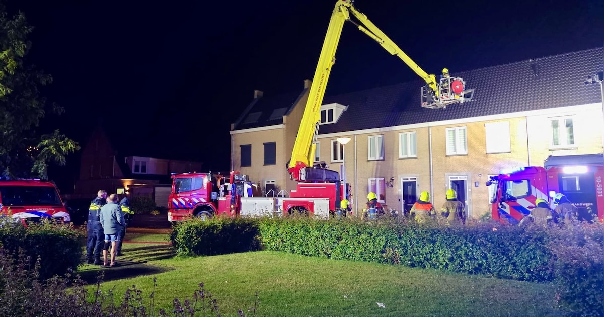 Dakbrand op Keizerskroon in Breezand, bewoners veilig buiten