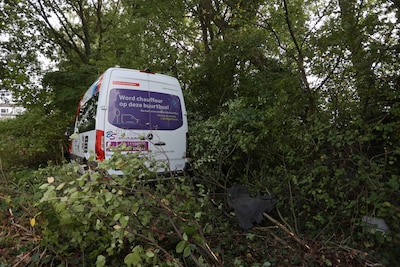 Buurtbus mist bocht in Vught, ramt lantaarnpaal en belandt in de struiken