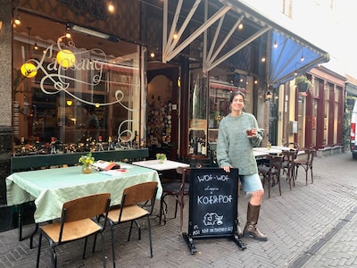 Tari opent Kof en Pof in Lapsang: ‘Een rustmoment met een bakkie pleur, dat gun ik iedereen’